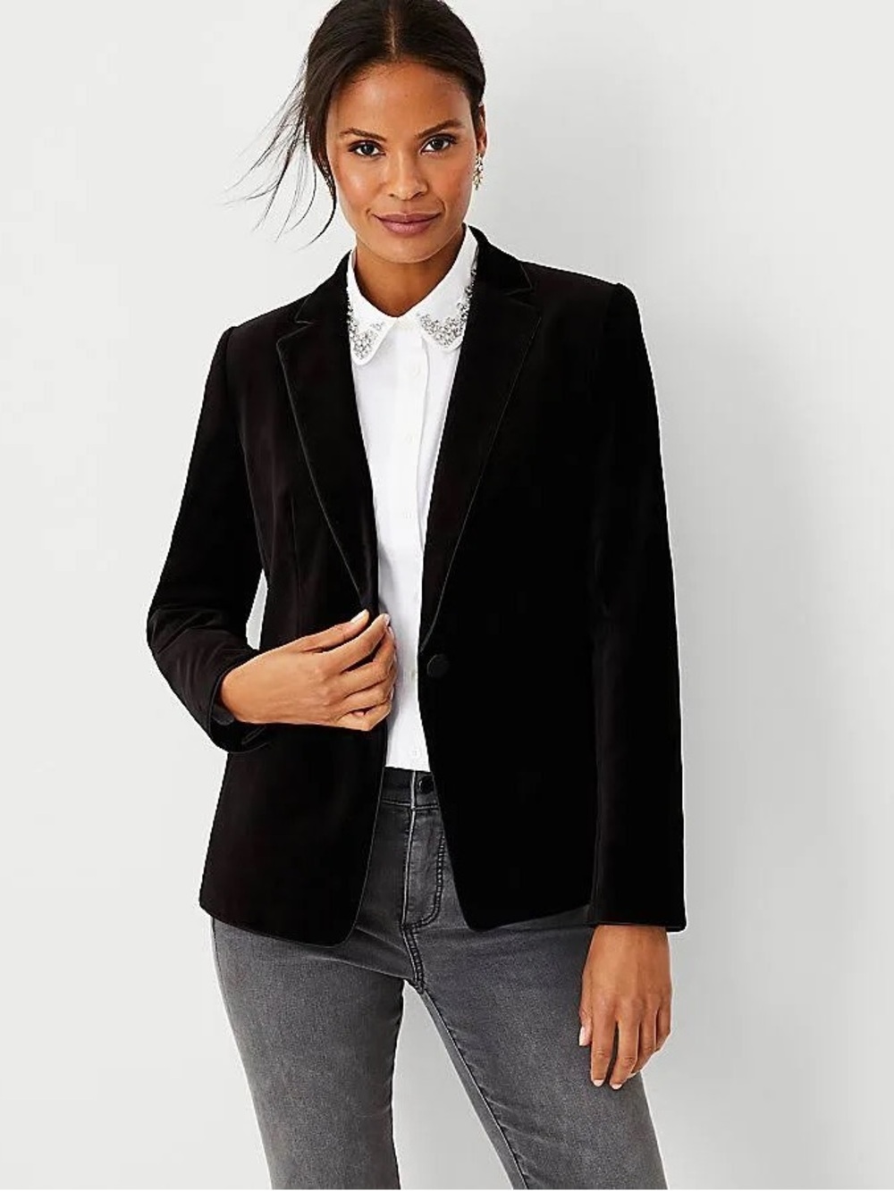 Ann Taylor Hutton Velvet Blazer in Black. Women’s Size 14.